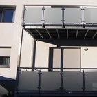 Edelstahlbalkon mit Milchglasscheiben