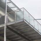 Edelstahlbalkon mit Milchglasscheiben