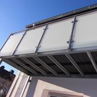 Edelstahlbalkon mit Milchglasscheiben