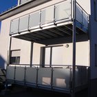 Edelstahlbalkon mit Milchglasscheiben