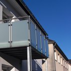 Edelstahlbalkon mit Milchglasscheiben
