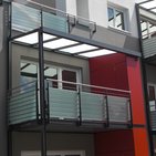 Edelstahlbalkon mit Milchglasscheiben