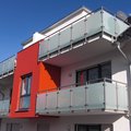 Edelstahlgeländer mit Milchglasscheiben an einem Balkon