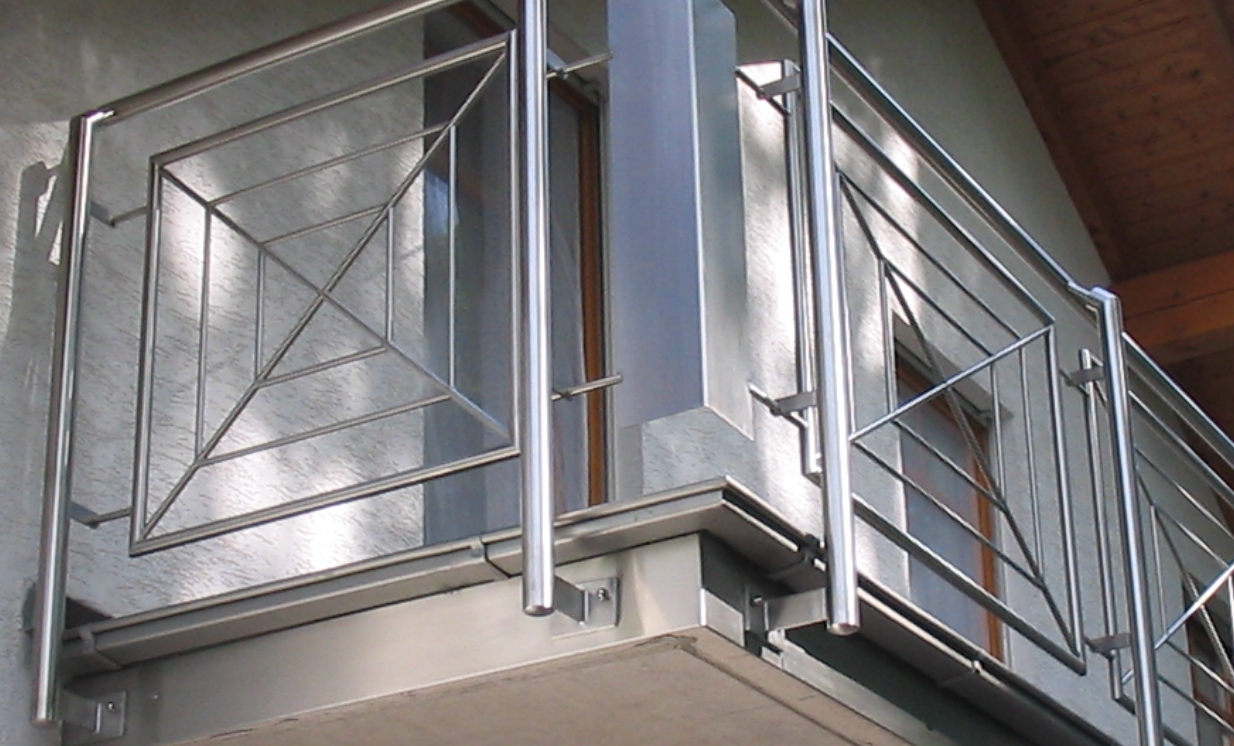 Ein Balkongeländer aus Edelstahl