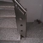 Durchfallschutz an einem Treppengeländer aus Edelstahl