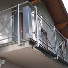 Eckelement an einem Balkongeländer aus Edelstahl