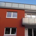 Edelstahlgeländer mit Milchglasscheiben an einem Balkon
