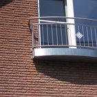 Geländer aus Edelstahl an einer Fenstertür im Obergeschoss