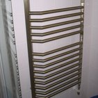 Handtuchtrockner aus Edelstahl im Badezimmer