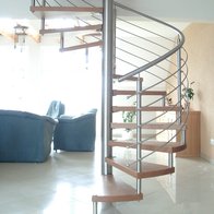 Wendeltreppe aus Edelstahl mit Holzstufen im Wohnzimmer