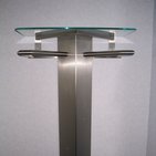 Ständer aus Edelstahl mit Glasplatte