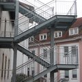 Eine Feuertreppe aus Metall mit Edelstahlhandlauf an der Seite eines Gebäudes.