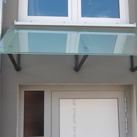 Glasvordach an einer Haustür