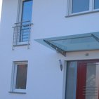 Glasvordach an einer Haustür