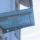Glasvordach an einer Haustür